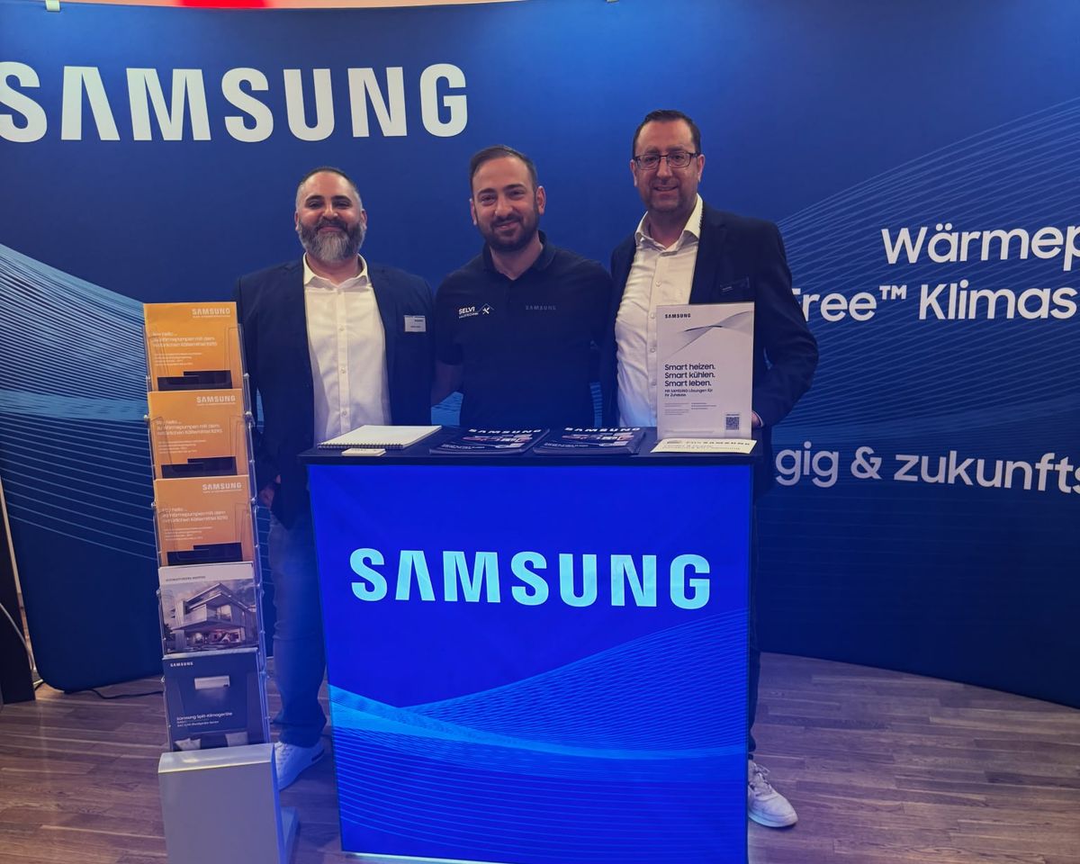 Team von Selvi Haustechnik an einem Messestand zu Wärmepumpen